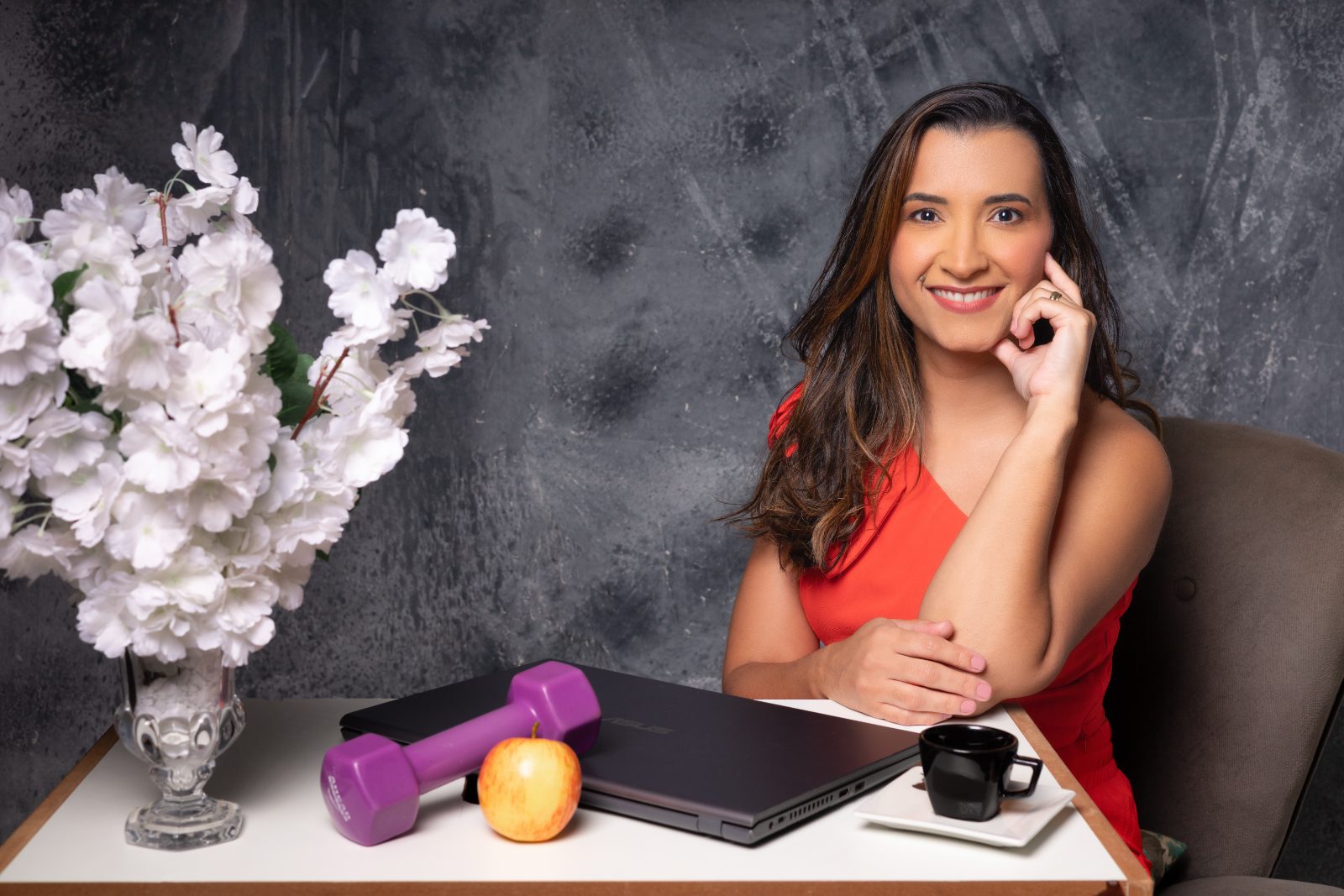 Tatiane Rios de jaleco, nutricionista oncológica