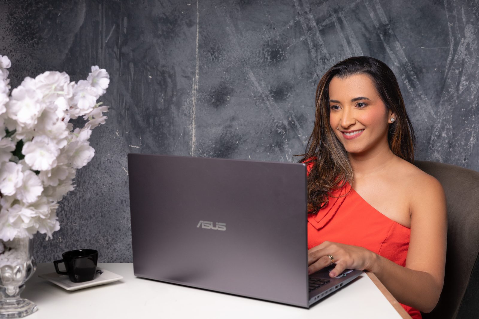 Tatiane Rios atendendo online pelo laptop
